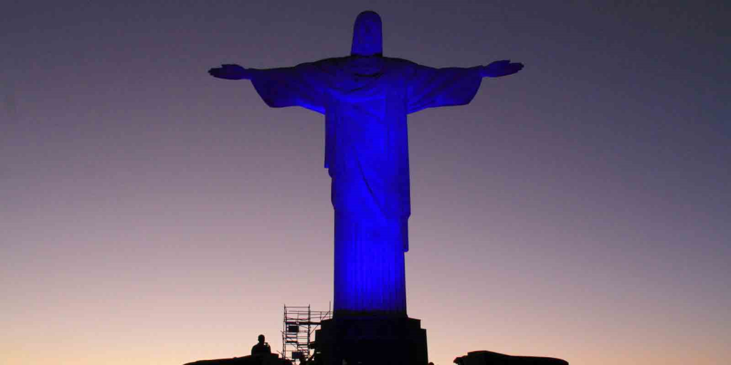 Cristo Redentor iluminado de azul