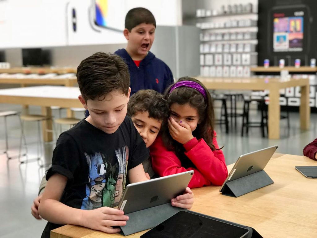 Crianças com autismo em evento na Apple Brasil, em SP.