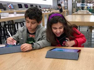 Crianças com autismo participaram de evento na Apple Brasil, em SP.